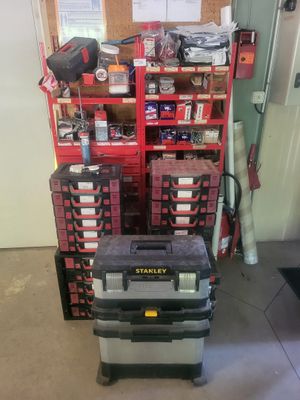 une pile de cartons et d'outils dans un garage