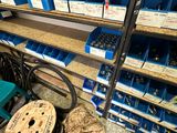 une étagère sur laquelle sont posés de nombreux outils de toutes sortes