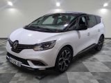 la voiture blanche est garée sur un sol en damier dans le garage