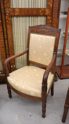 Fauteuil Restauration en acajou reposant sur deux pieds antérieur...