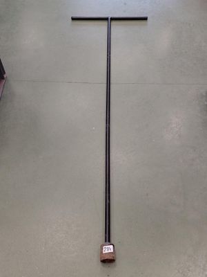 une image représentant une croix sur le sol d'un magasin