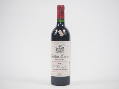 la bouteille de vin rouge est posée sur une surface blanche