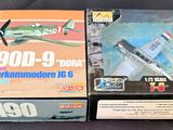 deux boîtes de maquettes d'avions posées sur une table