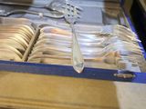 un plateau contenant des couverts et des cuillères