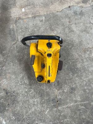 un gros plan d'une petite machine jaune posée sur un sol en béton