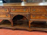 une armoire en bois surmontée d'un miroir