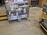 un caddie sur lequel est accrochée une affiche, dans un magasin
