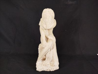 l'image d'une statue de femme avec un chapeau sur la tête
