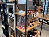 une étagère sur laquelle sont disposées diverses bouteilles de vin dans un magasin