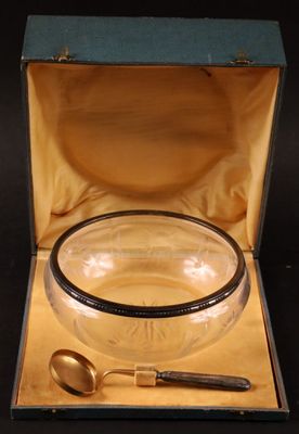 un saladier en verre contenant une cuillère et un repose-cuillère