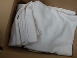une boîte en carton contenant plusieurs chemises blanches