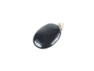 un gros plan d'un pendentif en pierre noire sur fond blanc