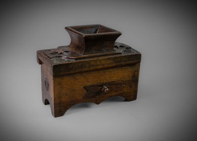 une vieille boîte en bois posée sur une surface blanche
