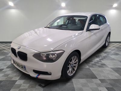une photo d'une voiture bmw blanche dans une salle d'exposition