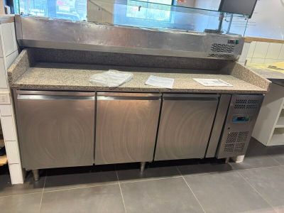 un comptoir en acier inoxydable dans une cuisine commerciale
