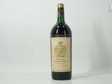 une bouteille de vin posée sur une table