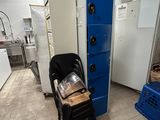 un réfrigérateur bleu et une chaise noire dans une cuisine
