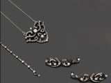 une collection de bijoux comprenant un collier, des boucles d'oreilles et un pendentif