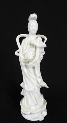 statue d'une femme tenant un bébé dans ses bras sur fond noir