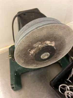 une machine posée par terre à côté d'autres outils