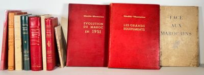 Plusieurs livres sont alignés les uns à côté des autres sur une étagère