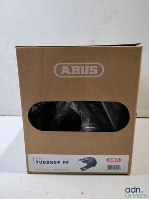 une image représentant une boîte contenant une paire de chaussures