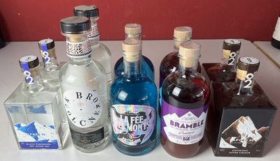 des bouteilles d'alcool sont alignées sur un plan de travail