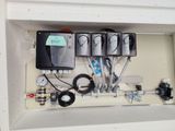 une armoire blanche sur laquelle sont posés tout un tas de fils électriques