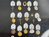 de nombreuses pièces d'or et d'argent dans une vitrine