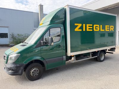 un camion vert garé devant un immeuble