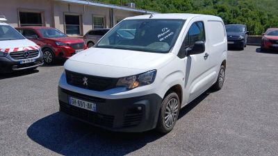 une camionnette blanche garée dans un parking