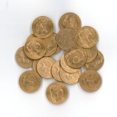 une pile de pièces d'or posée sur une surface blanche
