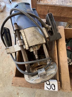 une boîte contenant une perceuse et d'autres outils