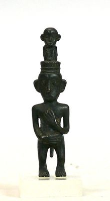 Statuette en bronze à patine noire figurant un personnage ma…
