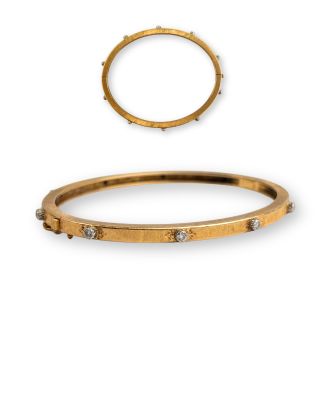 un gros plan sur un bracelet en or et une bague en diamant