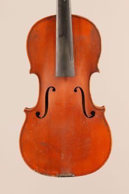 un vieux violon avec un archet accroché à son dos
