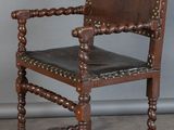 une vieille chaise en bois avec une assise en cuir et un cadre en bois