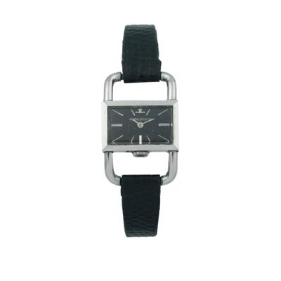 une image d'une montre noire au cadran carré