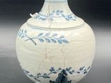 un vase blanc et bleu orné d'un oiseau