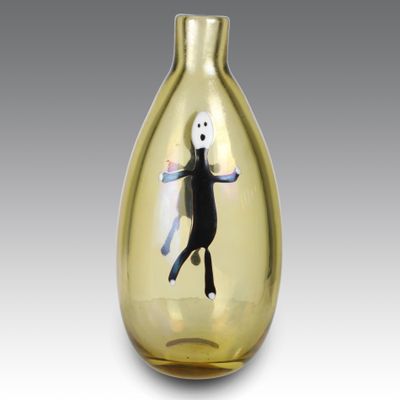 un vase jaune avec l'image d'une personne à l'intérieur