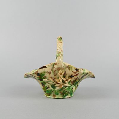 un bol en céramique vert et blanc orné d'un oiseau