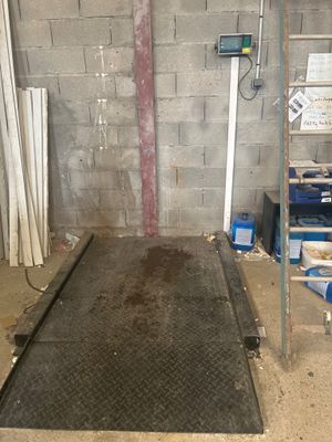 une photo d'un sol sale dans un garage