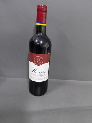 une bouteille de vin posée sur une table