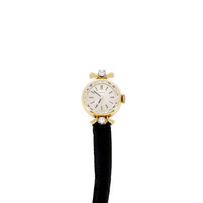 un gros plan d'une montre à bracelet noir et cadran blanc