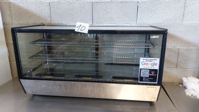 une photo d'une vitrine contenant des aliments