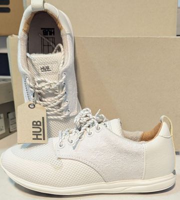 La chaussure est blanche et est dotée d'un lacet blanc.