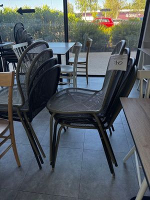 des tables et des chaises dans un restaurant avec vue sur l'océan