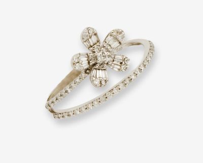 une bague fleur en diamants, signée Van Cleef