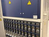 une machine sur laquelle sont branchés tout un tas de fils