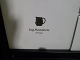 une boîte blanche sur laquelle est représenté un ours noir